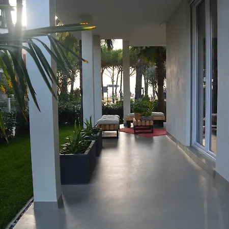 Splendida Con Giardino Sulla Spiaggia * Golem (Tirana)